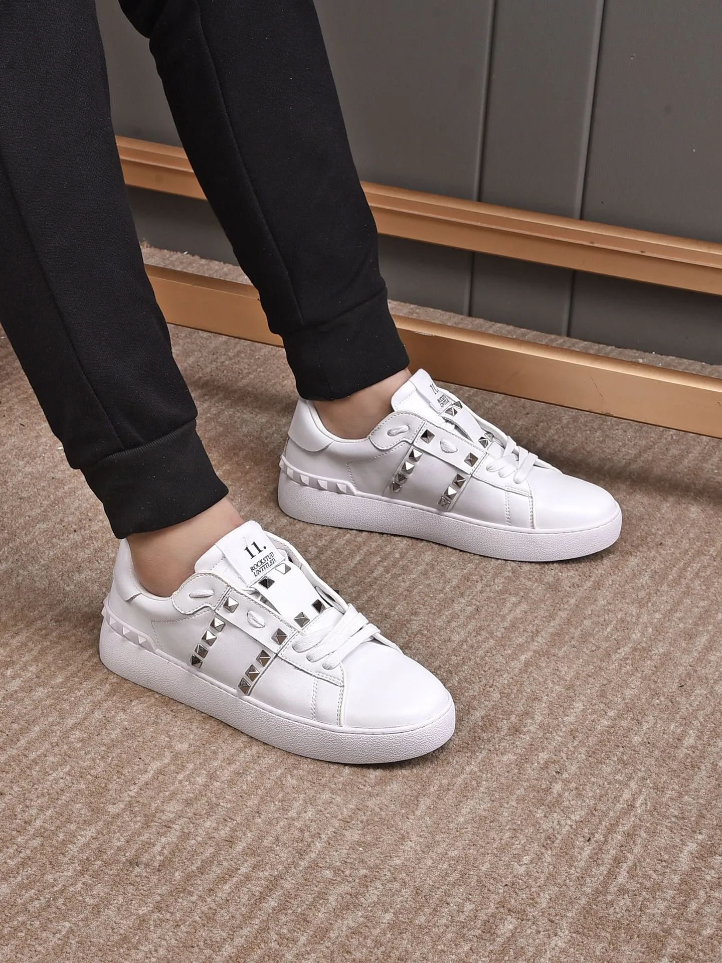 Men's shoes 440💰 (men and women couples) Valentino classic color matching series casual shoes. Made with heavy craftsmanship, good products pay attention to every detail. A must-have trendy item that can be worn all year round, it has been worn by many celebrities and Internet celebrities~~Imported cowhide surface, unique design concept, sheepskin lining, counter quality. Women’s clothing 35-40. Men’s clothing 39-44, 45-46 (returns and exchanges are not supported for custom-made items)